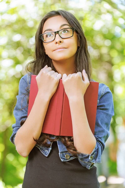 Donkerharige jonge vrouw met boek — Stockfoto