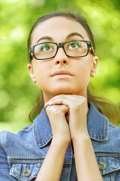 Junge Frau mit Brille träumt — Stockfoto