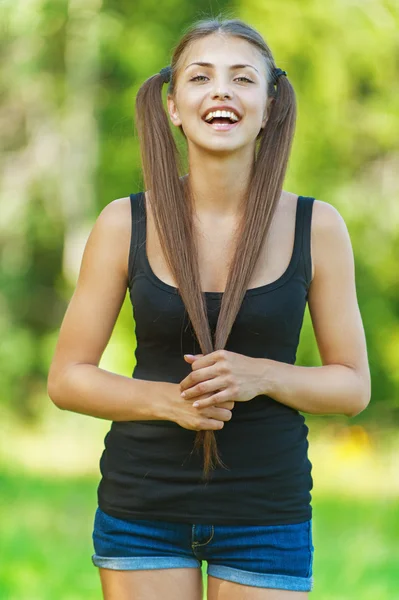 Mujer joven, de pelo largo — Foto de Stock