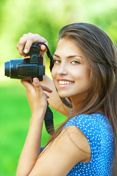 Portret jonge charmante vrouw camera — Stockfoto