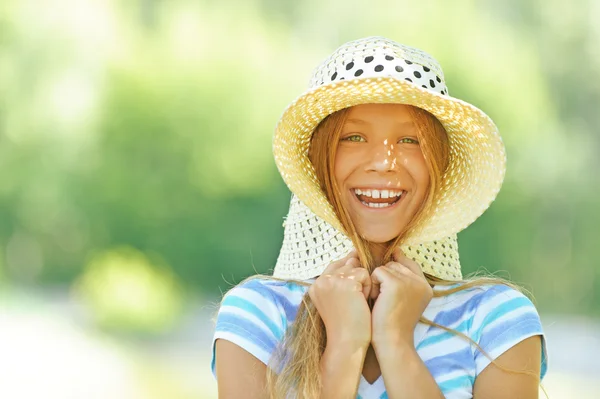 Hermosa adolescente en sombrero de ala ancha — Foto de Stock