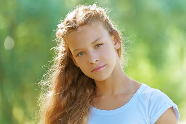 Bela menina adolescente sorridente em blusa branca — Fotografia de Stock