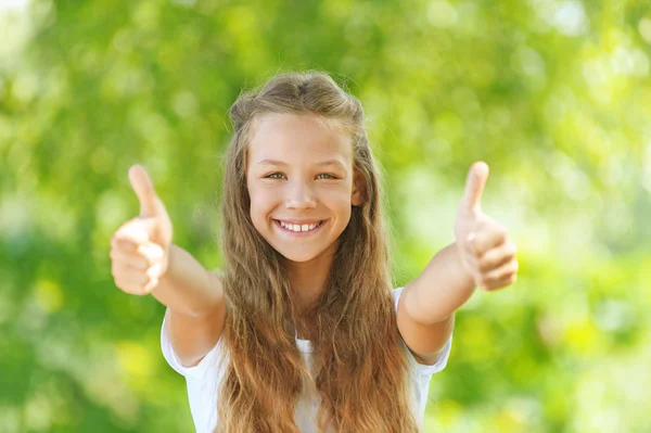 Adolescente chica levanta el pulgar hacia arriba — Foto de Stock