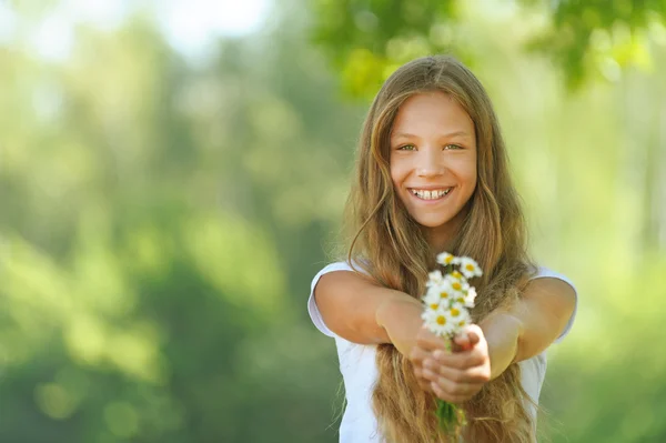 Smiling beautiful teenage with bouquet of daisies — Stock Photo, Image