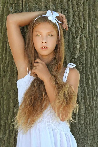 Beautiful teenage near tree — Stock Photo, Image