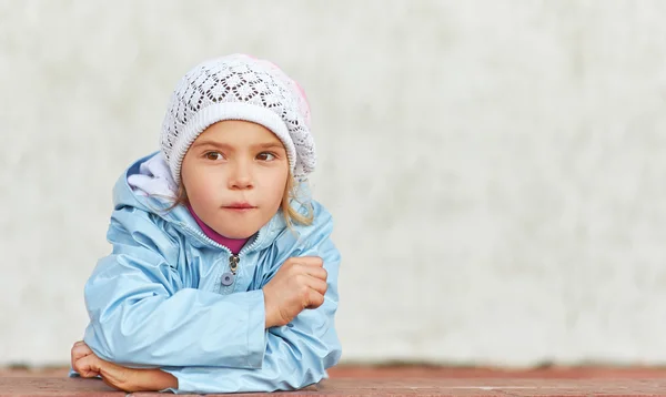 Bambina con cappello e giacca rosa — Foto Stock