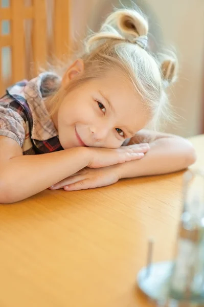 Flicka-förskolebarn sitter vid bord — Stockfoto