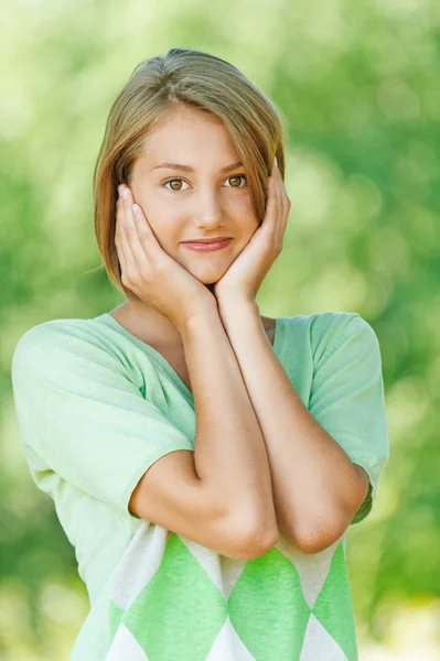 Porträt einer Frau, die mit verschränkten Armen zur Seite steht — Stockfoto