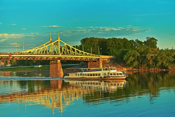 Ponte di metallo nella città di Tver — Foto Stock