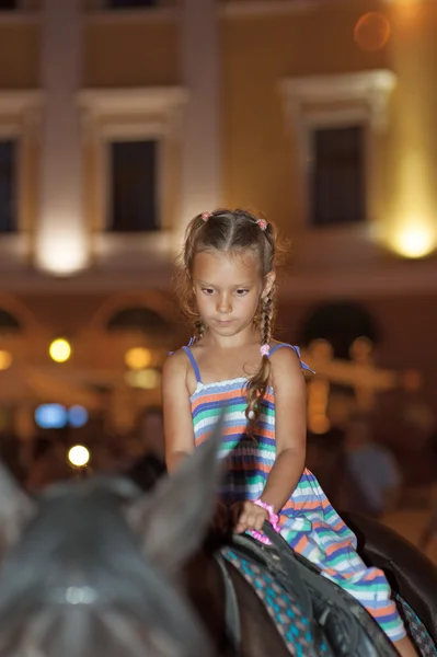 Niña montando caballo — Foto de Stock