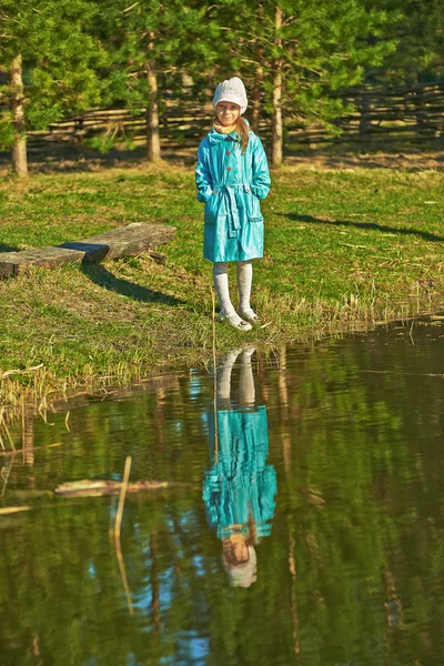 Malá holčička v modrém kabátě — Stock fotografie