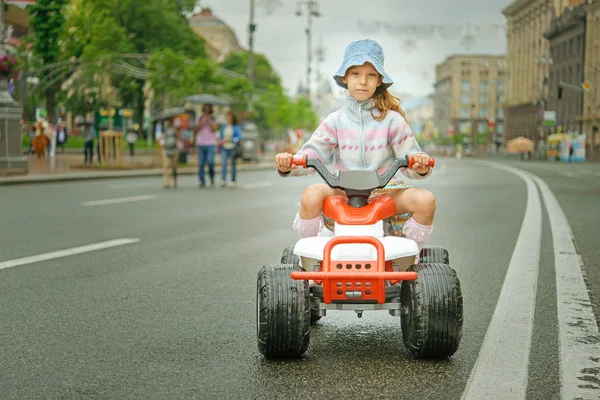Маленькая девочка на игрушечной машине — стоковое фото