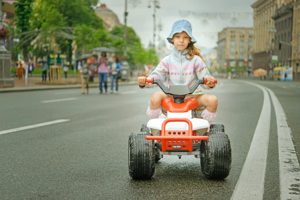 Liten flicka ridning leksaksbil — Stockfoto