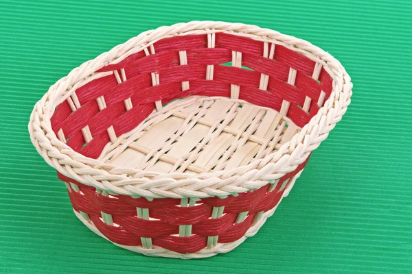 Плетений кошик з червоними елементами — стокове фото