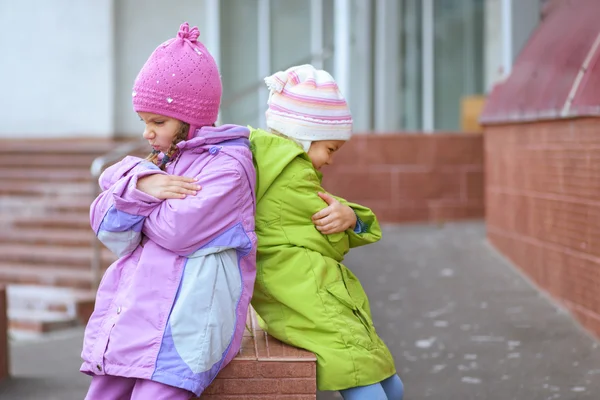 Kleine zusters had vallen — Stockfoto