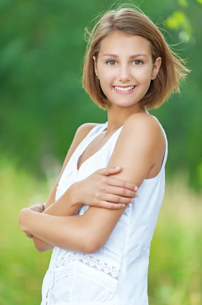 Mooie jonge vrouw glimlachend close-up — Stockfoto