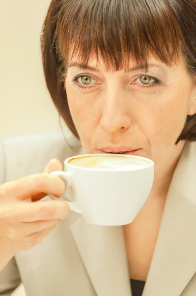 Zakenvrouw drinken koffie — Stockfoto