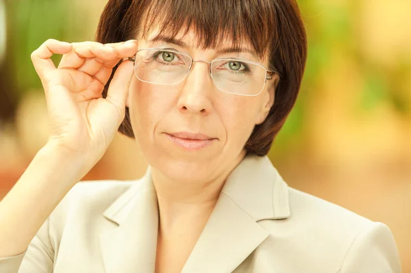 Hermosa mujer de negocios con gafas — Foto de Stock