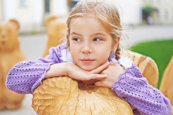 Kleines Mädchen grübelte — Stockfoto