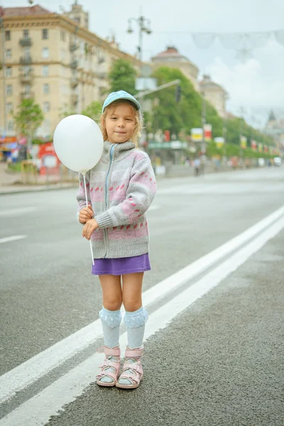 Belle petite fille avec ballon blanc — Photo