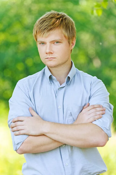 Portrait d'homme les bras croisés — Photo