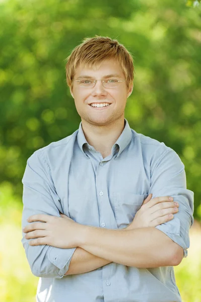 Giovane uomo sorridente — Foto Stock