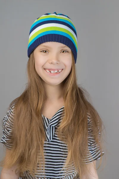 Sorrindo menina em boné de malha — Fotografia de Stock