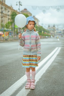 güzel küçük bir kız ile beyaz balon