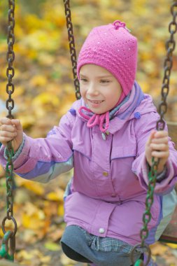 Kız salıncakta tesisi