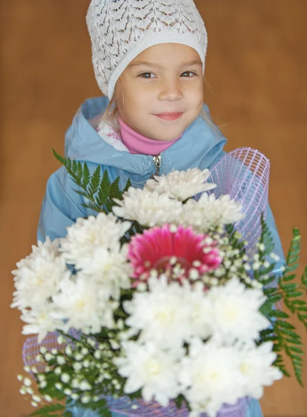 Menina com buquê de flores — Fotografia de Stock