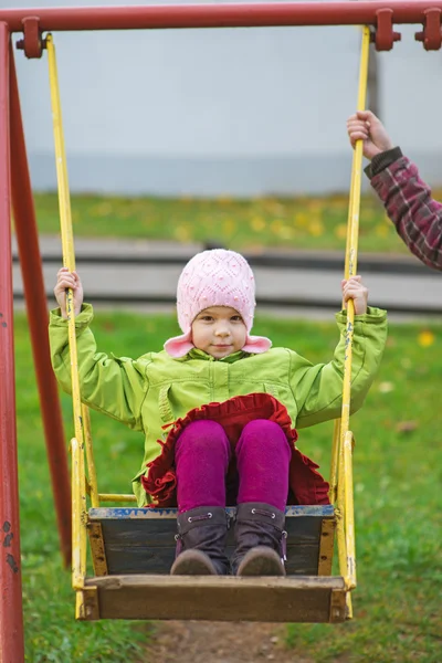 Mutter rollt Tochter auf Schaukel — Stockfoto