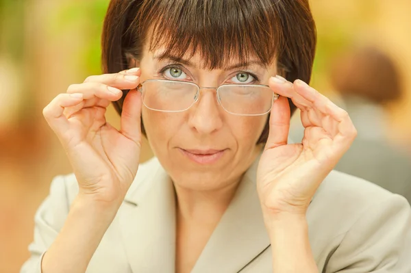 Mooie zakenvrouw met glazen — Stockfoto