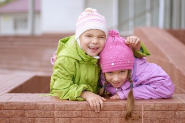 gülüyor ve sarılma genç kız