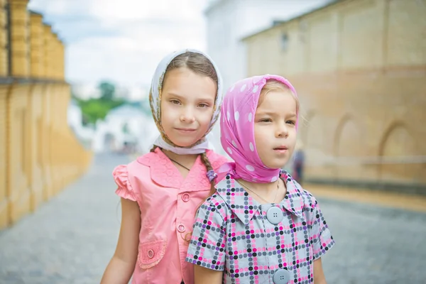 Duas jovens irmãs — Fotografia de Stock