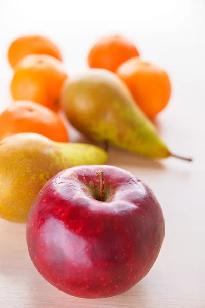 Jabłko, gruszka i mandarynki — Zdjęcie stockowe