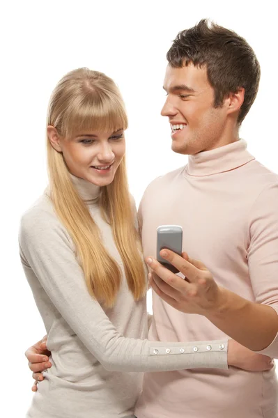 Pareja joven mirando el teléfono móvil — Foto de Stock