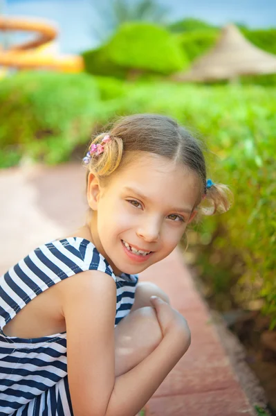 Petite fille dans le parc vert de la ville d'été — Photo