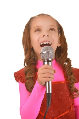 mikrofona şarkı söyleyen küçük kız