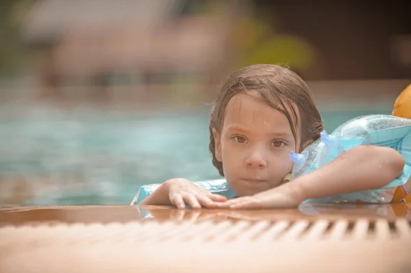Petite fille dans la piscine — Photo