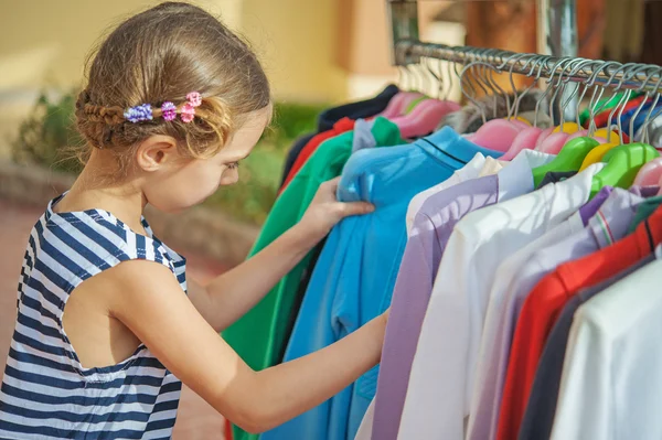 Beautiful girl choose right clothes — Stock Photo, Image