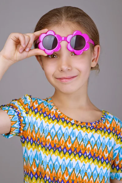 Liten flicka med solglasögon — Stockfoto
