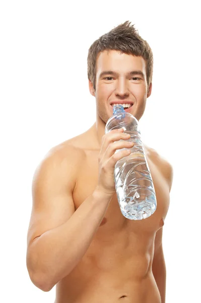 Portret van een jonge man die water drinkt — Stockfoto