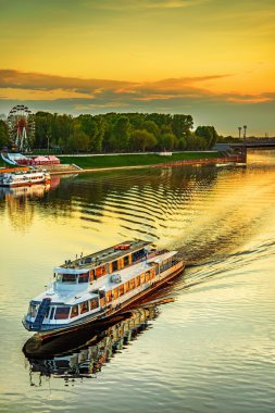 volga Nehri üzerinde motorlu gemi yelken