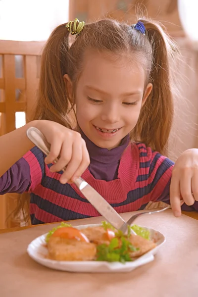 女孩-学龄前儿童吃了可口的饭菜 — 图库照片