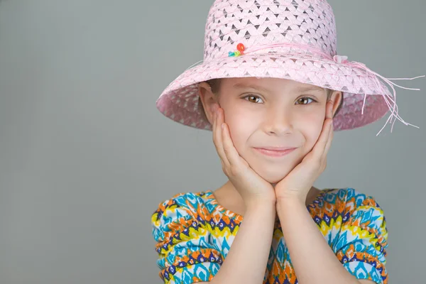 Улыбающаяся маленькая девочка в кепке — стоковое фото