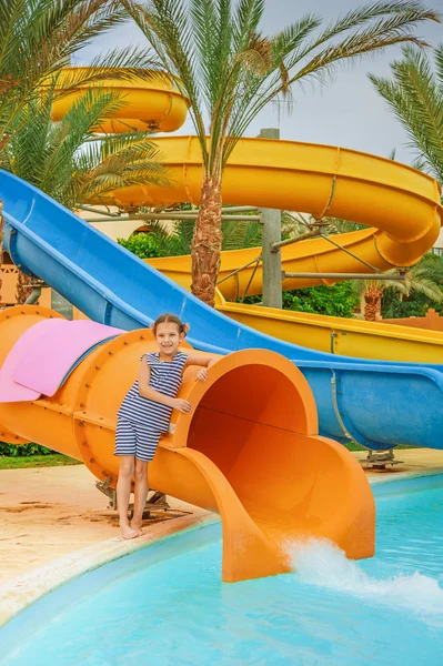 Menina perto de escorregas parque aquático — Fotografia de Stock