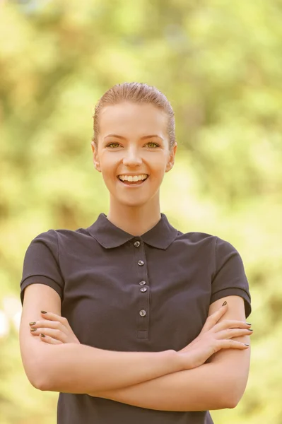 Vacker leende ung kvinna — Stockfoto