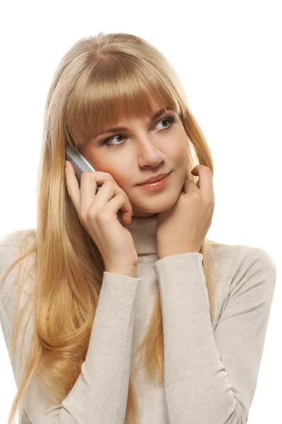 Porträtt av ung kvinna tala i mobiltelefon — Stockfoto