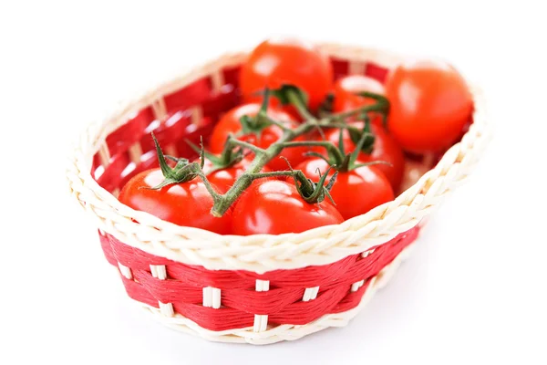 Kosz z dojrzałych pomidorów — Zdjęcie stockowe