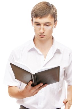 kitap okuma gözlüklü genç adam